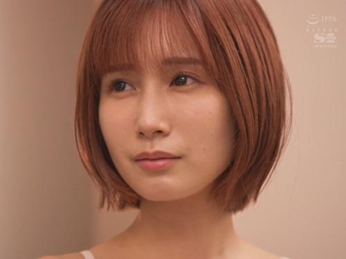 ［小島みなみ］同期社員の既婚男性が終電を逃したので部屋に誘い込み無防備な部屋着で不倫セックスに誘ってしまう