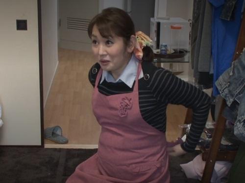 ［おばさんレンタル］独身男の世話をしてくれるサービスで来たお喋り好きな人妻の本木さん50歳と中出しセックス