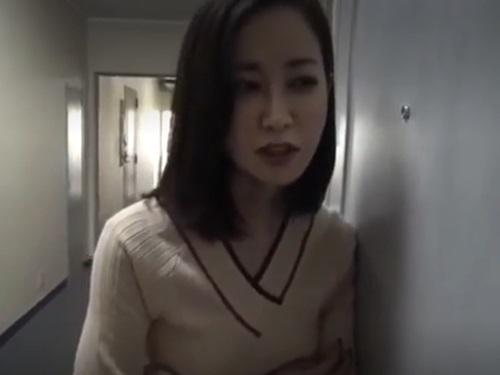 ［篠田ゆう］AVの音量を注意されたかと思ったら人妻のマ〇コが疼いてしまった責任をチ〇ポで取らされる