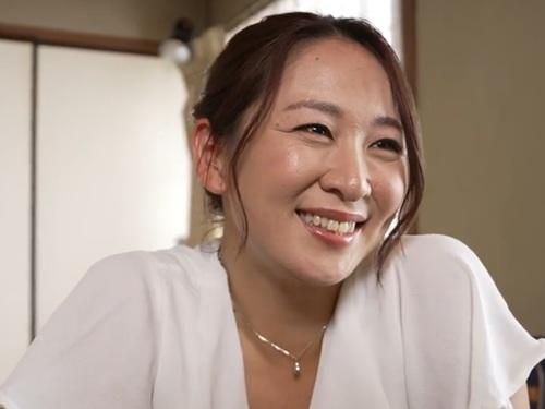 ［佐久間楓］温泉旅館で偶然再会した息子に母に捨てられたせいで童貞なんだと襲われて近親相姦で筆おろししてしまう
