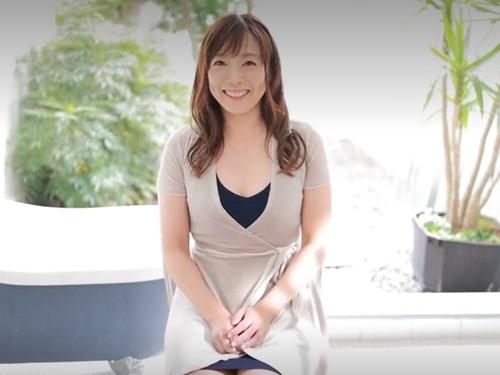 ［小林真梨香］結婚21年目の人妻46歳が緊張しながらも潤んだ瞳で見つめながらキスをする小悪魔系熟女のAVデビュー作品