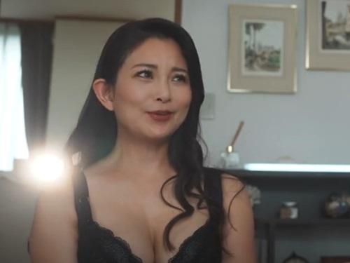 ［一色桃子］『こんな事しちゃダメ～』と叔母が叫ぶがエロ過ぎる叔母に欲情した甥っ子が襲い掛かる