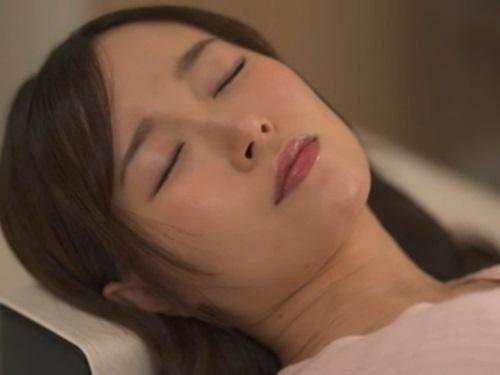 ［流川はる香］産婦人科のエロ院長の指使いに人妻の体が反応してしまい寝取られてしまう