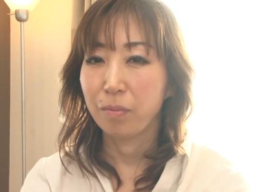 ［新川千尋］五十路だけど身長175センチのモデル級スタイルな人妻が快感を貪る姿を収録