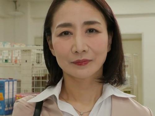 ［瀬尾礼子］『生とゴムどっちで入れる？』と初めは娘の身代わりで嫌々だったセックスが若い店長のチンポの虜になってしまう