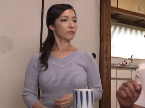 ［黒木まり］『オバサンじゃ若い男が相手にしないか』と旦那が熟した巨乳妻を抱く姿を息子が覗き見てしまう