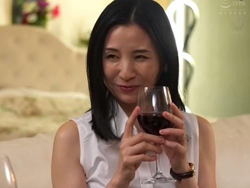 ［月野ゆりね］大好きな母を旅行に誘いお酒で酔わせて自分のモノにしてしまう息子と近親相姦セックス