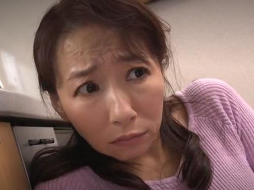 ［よしい美希］実の息子と再婚相手の息子と禁断の3P近親相姦セックスを迫られて巨乳の母がセックスしてしまう
