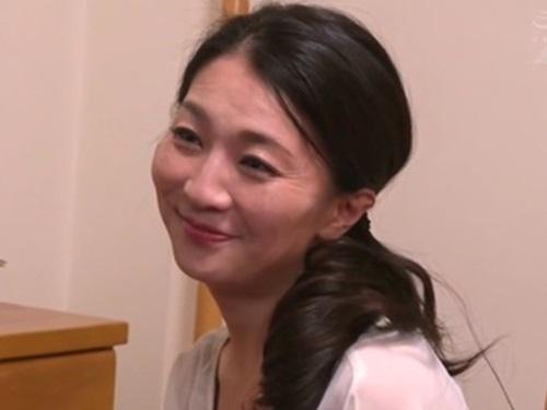 ［艶堂しほり］娘が家に居ない時に訪ねてきた娘の彼氏に『私とエッチしてくれない？』と欲求不満の母親が誘惑して寝取る