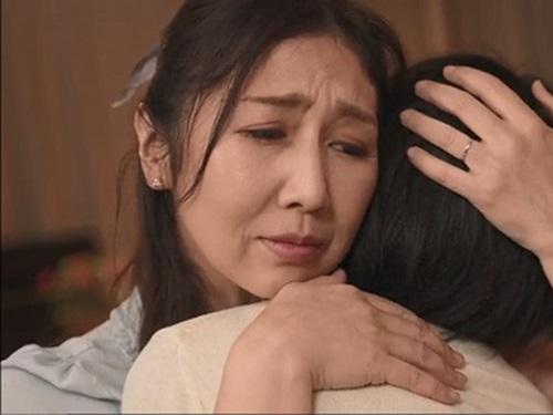 ［伊織涼子］五十路の母にまさかの『代理出産をお願いします』と娘夫婦が頼み婿と姑が中出しセックスをしてしまう