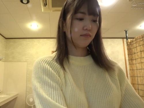 ［モニタリングAV］美人女子大生が賞金目当てで男湯に1人で乱入しお口で見知らぬ男たちのチ〇ポを洗ってしまう