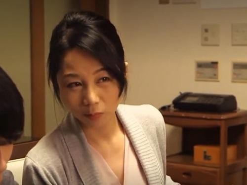 ［二ノ宮慶子］障害のある息子の為にその友人にお金だけでなく四十路の熟した体も使って尽くしてしまう熟女母