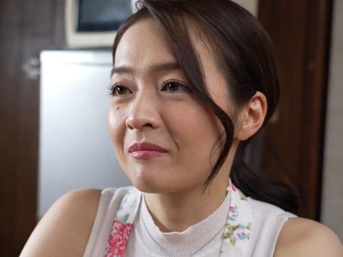 ［藤かんな］帰省する夜行バスで出会った若い男とセックスしてしまうが熟女の魅力にハマった若い男が何度も迫ってきて不倫してしまう