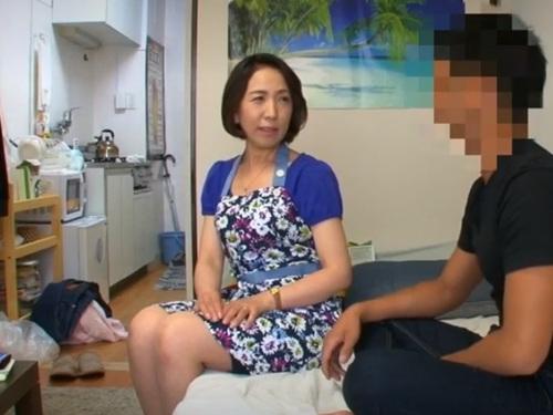 ［おばさんレンタル］独身男の世話をするサービスで来た垂れ乳がエロい人妻みずえさん55歳