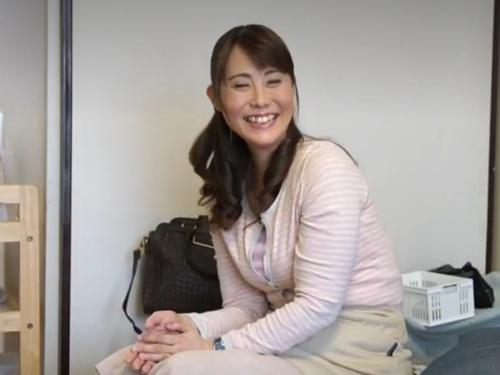 ［おばさんレンタル］独身男の世話をするサービスで来てくれた人妻の早苗さん45歳をインチキ占いで堕とす