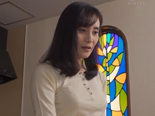 ［平岡里枝子］再婚した旦那の連れ子との関係を深める為に温泉旅行へ行くがまさかの肉体関係で仲を深めてしまう