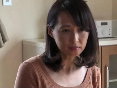［安野由美］子供が独り立ちした人妻が母から女に戻り性欲が抑えきれずに近所のオジサンと不倫セックスしちゃう