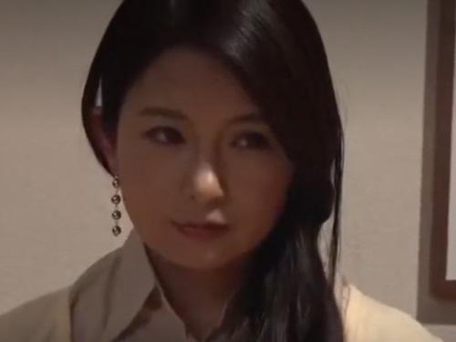 ［一色桃子］夫が会社で横領していると上司に脅された貞淑な妻がアクセサリーで着飾って上司の言いなりになり犯されまくる