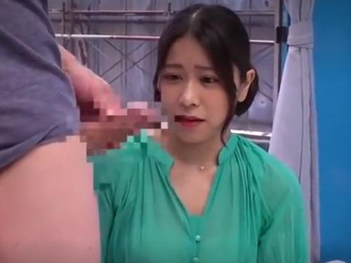 ［マジックミラー号］旦那とご無沙汰と言う奥さんに勃起したデカチンを見せると女のスイッチが入ってしまう