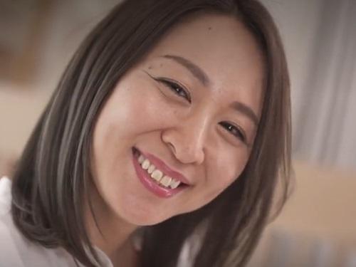 ［佐久間楓］乳首だけで痙攣しオマンコも指入れたらお漏らしする敏感に熟した人妻の佐久間楓42歳がAV初撮り