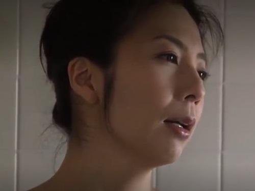 ［一条綺美香］『奥さん俺にもヤラせてくれよ』と欲求不満な人妻だと知られ近所のオジサンとヤリまくる