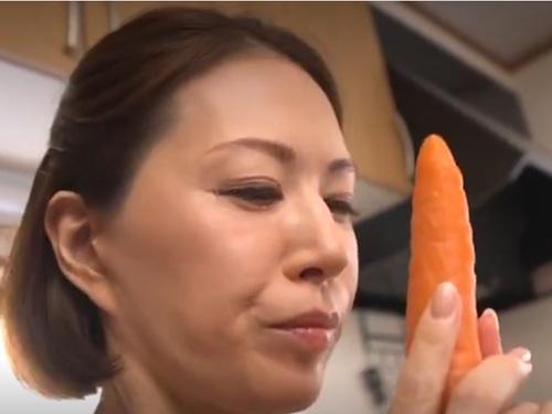 ［一場れいか］娘婿のチンポが忘れられない姑がオナニーで発散させるが我慢できずにニンジンを舐めまわしてしまう