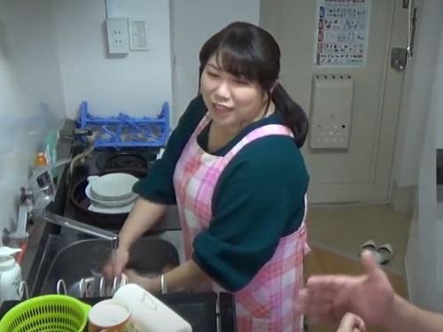 ［おばさんレンタル］独身男の世話をしてくれるサービスで来たポッチャリ巨乳の人妻まりこさん40歳