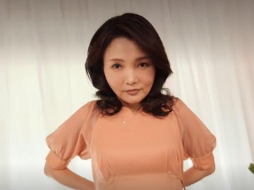 ［ 辰巳ほまれ］普段はピアノ講師で家族に内緒でAV出演する真面目で美人な人妻46歳