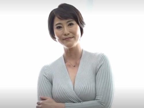 ［京野美沙］10年以上もセックスレスで溜りまくった性欲の為に乳首舐めだけで潮を噴いてしまう変態熟女のAVデビュー作品