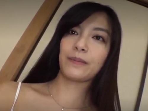 ［平清香］旦那の借金のためにエロビデオ撮影される人妻が嫌々放尿シーンを撮るがオモチャが気持良くて次第に感じてしまう