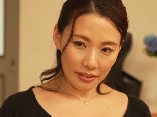 ［伊東沙蘭］『私がスッキリさせてあげますね』お義母さんと呼ぶには巨乳で色気が有る姑の体に目を奪われた娘婿が寝取られる