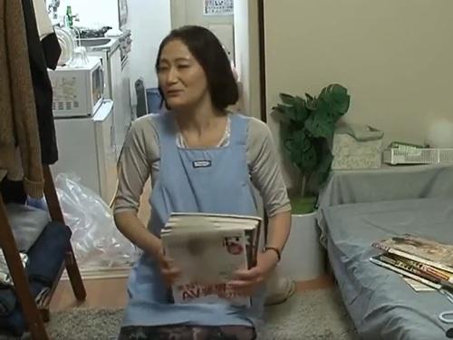 ［おばさんレンタル］独身男の世話をするサービスで来た落ち着いた雰囲気の人妻由紀さん56歳に中出し