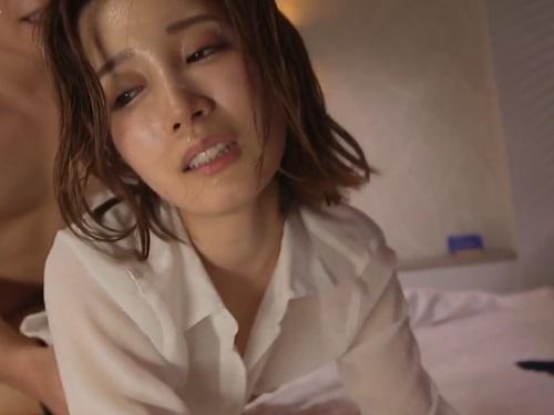 ［小島みなみ］女上司で人妻でもある女性の透けた下着に欲望が抑えきれない部下のチ〇ポが暴走する