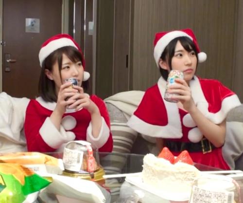 【素人ナンパ】『クリスマスにサンタコスしている女はヤレる？』双子コーデの美少女が乱交しちゃいました？！【エロ動画】