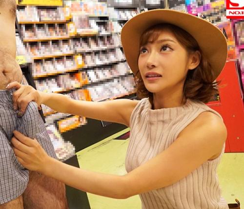 【明日花キララ】『私、思ったより人気が無い？』Gカップ美女がビデオショップでお客様にサービスしちゃいました！