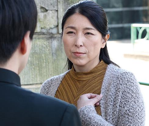 【近親相姦】『いじめられ、骨折した惨めな息子を放っておけなかった？』美熟女母と息子の禁じられた関係！！【ながえスタイル】