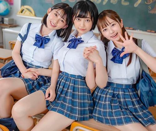 【ハーレム４P】『美少女3人に教育実習生の僕のデカチンが狙われた？』JK達に誘惑されてしまうなんて！！