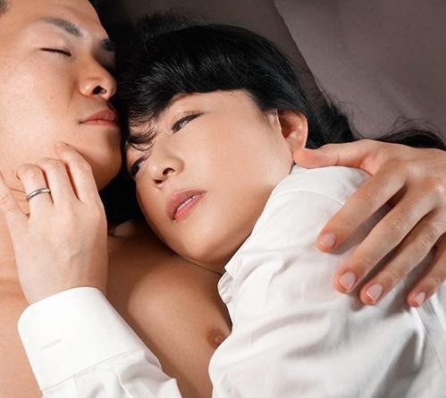 【人妻NTR】『年下の若い部下と清楚な人妻上司が？』夫とのすれ違い生活に悩む美熟女が不倫セックスにハマってしまう！！