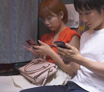 【高速バスNTR】『渋滞にはまり込んだバスの中で？』隣の席の人妻に誘惑されたボクはスリルと興奮で交わり合ってしまう！