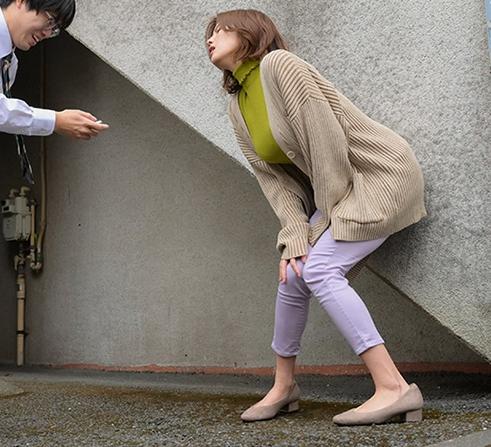 【人妻NTR】『義理の息子は変態だった？』夫の留守中に長身美人妻がリモコンバイブで調教されてしまった！？【美乃すずめ】