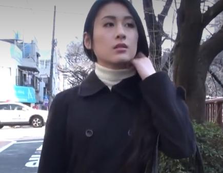 【人妻ナンパ】『ミニスカのデカ尻美女は欲求不満な人妻だった？』若い男と中出しSEXしてしまう美人妻！！