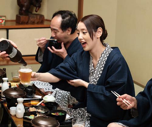 『夫が泥酔している間に？』社員旅行中、社長の罠にハマった美人妻は社員達の玩具にされてしまった！【美咲かんな】