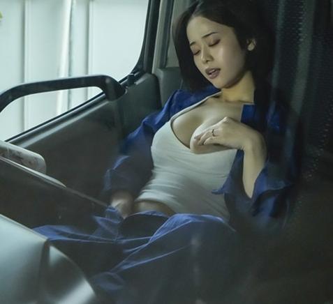 【人妻NTR】『ダメ、気持ちいい♥』配送パートを始めた巨乳美人妻が中年親父との不倫中出しセックスにハマる！！