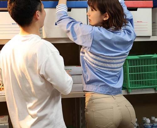 【人妻NTR】『夫との生活では満たされない美人妻？』コンビニのバイトの若い男と危険すぎる関係になってしまう！【穂高結花】