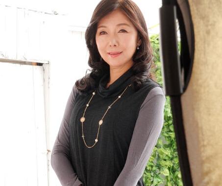 【AVデビュー】『63歳の還暦人妻？』172センチの長身巨乳美女が衝撃のデビューを果たした！！【上杉美加】