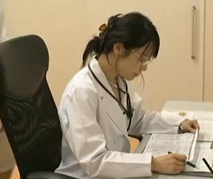 【ヘンリー塚本】泌尿器科で務める真面目そうな女医が？患者の男と禁断の関係になってしまった！！【中條美華】