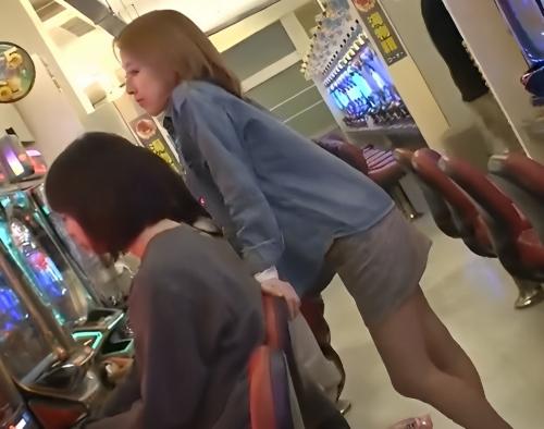 【ガチレイプ】パチンコ店に来ていた金髪ミニスカ巨乳ギャルを痴漢→着衣立ちバック激ピストンで強姦中出しする衝撃レイプ映像！