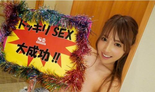 【三上悠亜】打ち合わせ中なのに肉棒挿れられさぁ大変！でも他の客がいようと悦んでよがる美女は超エッチｗ