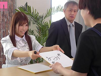 【アイドル】カメラの前で見せない素顔...人気絶頂の美少女が熟練プロデューサーと共に夜のホテルで本能を解放