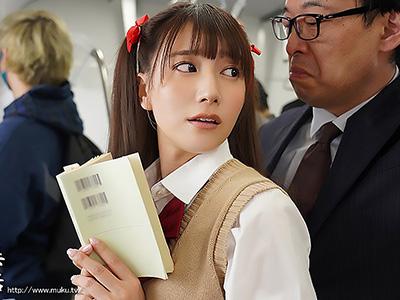 【JK×痴漢】ラッシュ時の電車内で中高年の男に性悪な触れ方をされ無抵抗の美少女JKがホテルに連れ去られ子種を膣内で爆発させる！